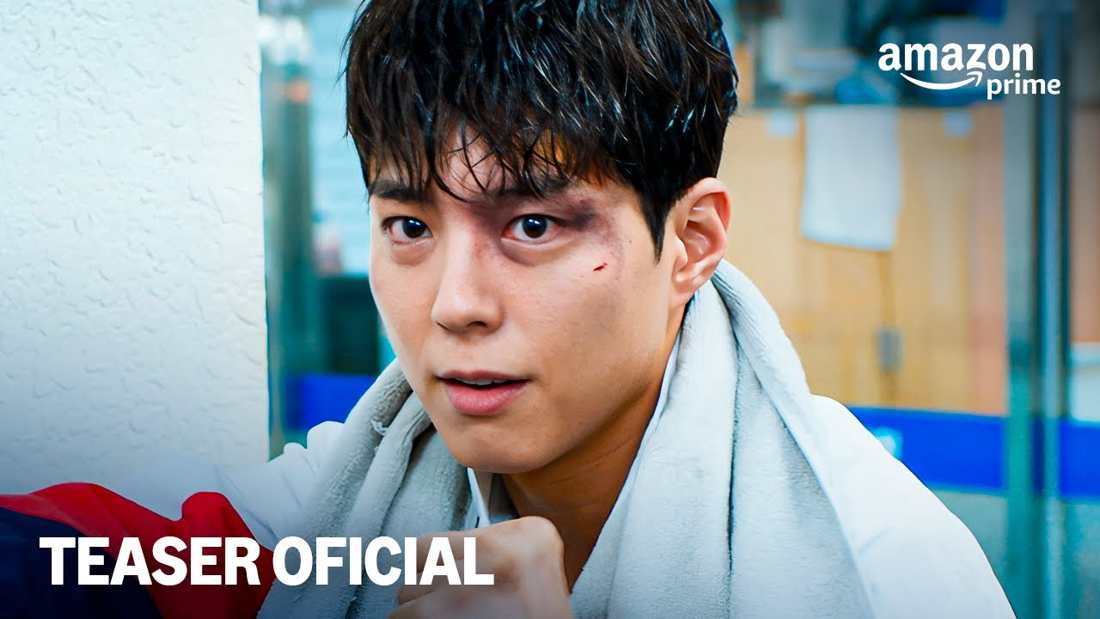Teaser oficial legendado do dorama "Good Boy", estrelado por Park Bo Gum e Kim So Hyun. O vídeo mostra cenas de ação, treinamentos intensos e momentos de tensão enquanto ex-atletas olímpicos assumem novos papéis como policiais de elite. Lançamento previsto para 31 de maio no Prime Video.